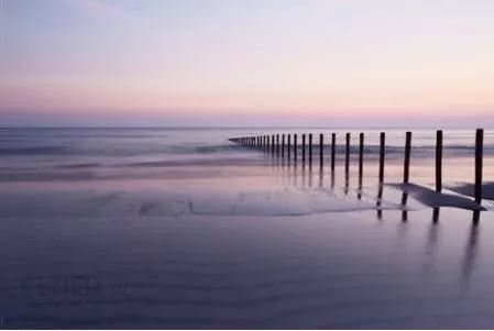 Beach breakwater - Strand i solnedgång