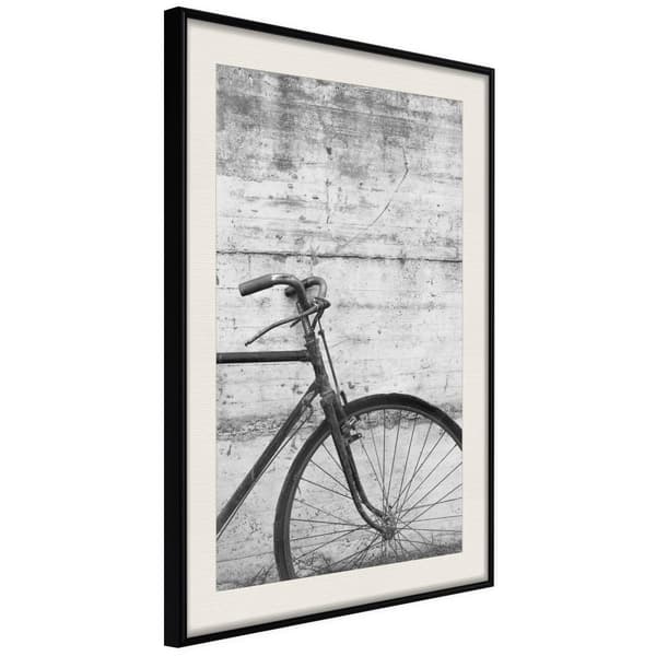 Inramad Poster / Tavla - Bicycle Leaning Against the Wall