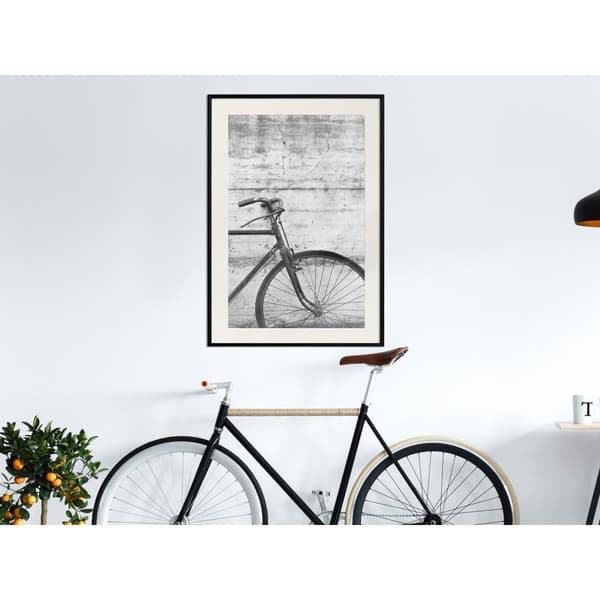 Inramad Poster / Tavla - Bicycle Leaning Against the Wall