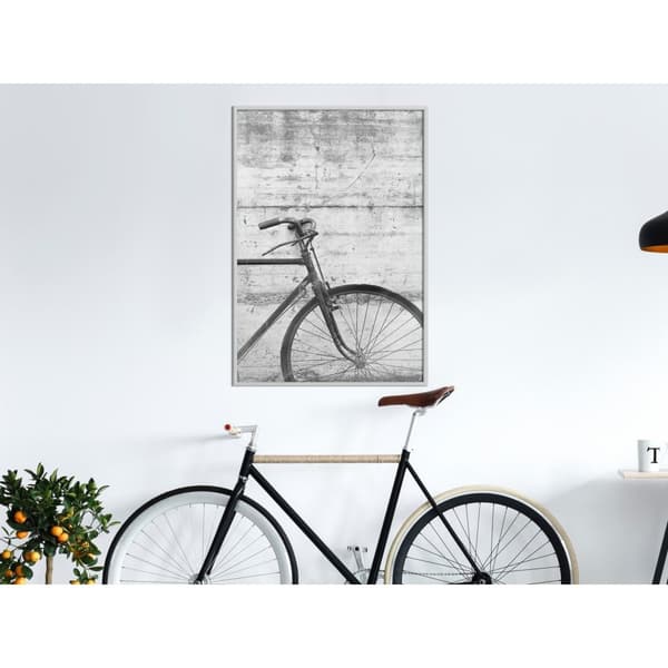 Inramad Poster / Tavla - Bicycle Leaning Against the Wall