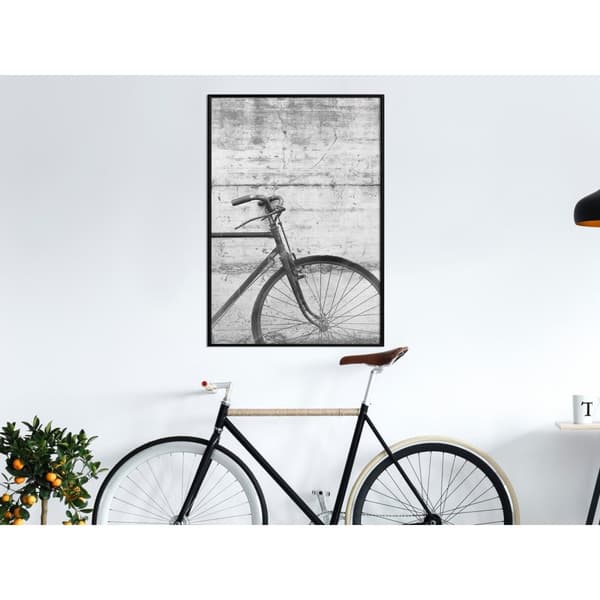 Inramad Poster / Tavla - Bicycle Leaning Against the Wall