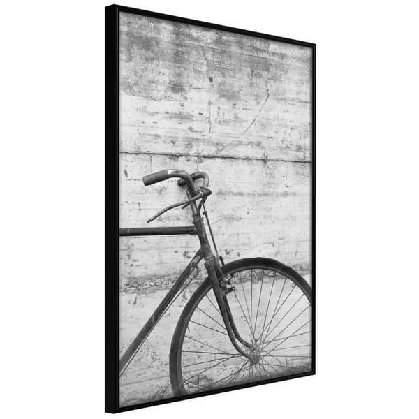 Inramad Poster / Tavla - Bicycle Leaning Against the Wall Svart ram 20x30