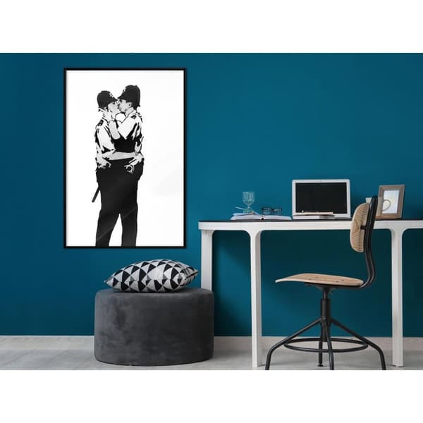 Inramad Poster / Tavla - Banksy: Kissing Coppers I