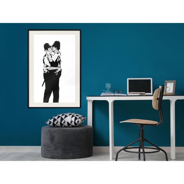 Inramad Poster / Tavla - Banksy: Kissing Coppers I