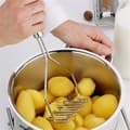 Miniatyrbillede 4 af 5: OBOSOE kartoffelpresse i rustfrit stål – køkkenredskab til kartoffelmos og grøntsager