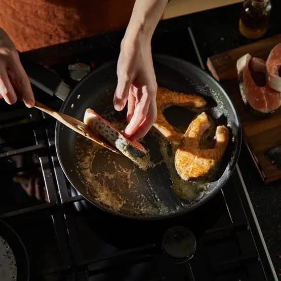 Fiskars Stekpanna med hård yta - 28 cm