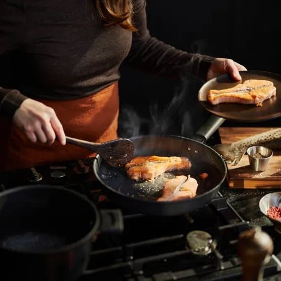 Fiskars Stekpanna med hård yta - 28 cm