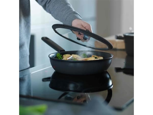 Fiskars Hard Face Sautépannu 28 cm - 3,5 litraa