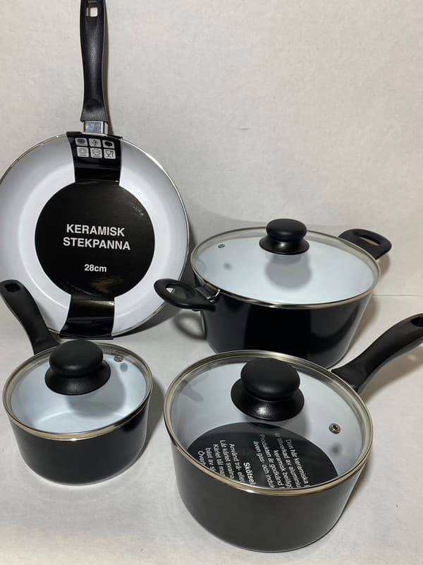 Kit av keramiska kastruller och stekpanna