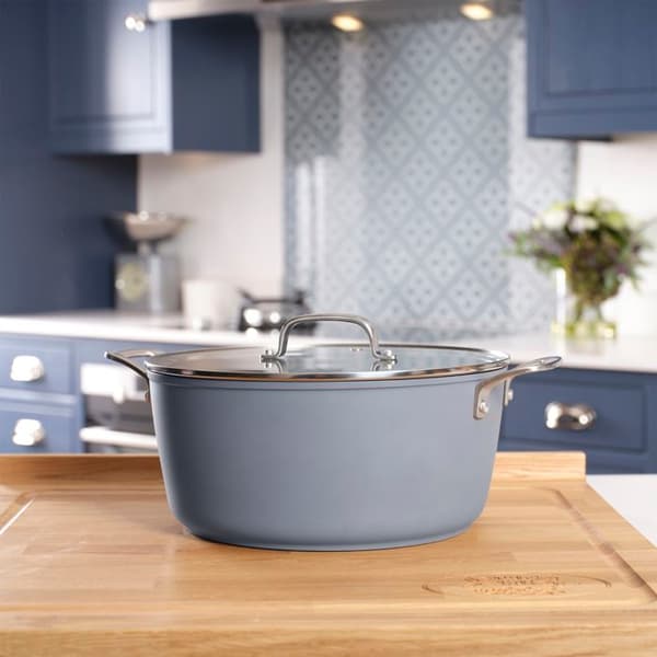 Non-stick grytan 28 cm med glaslock Laura Ashley - Mörk skiffer av Pendeford