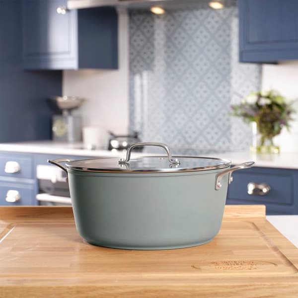 Faitout antiadherente 28 cm med glaslock Laura Ashley - Salvia blad av Pendeford