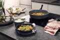 Miniatyrbilde 3 av 5: ZWILLING Terreno Plus Ceramic Sautepande, 28 cm, Aluminium, Titanium forstærket keramisk non-stick-belægning