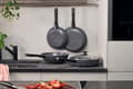 Miniatyrbilde 4 av 5: ZWILLING Terreno Plus Ceramic Stegepande, 24 cm, Aluminium, Titanium forstærket keramisk non-stick-belægning