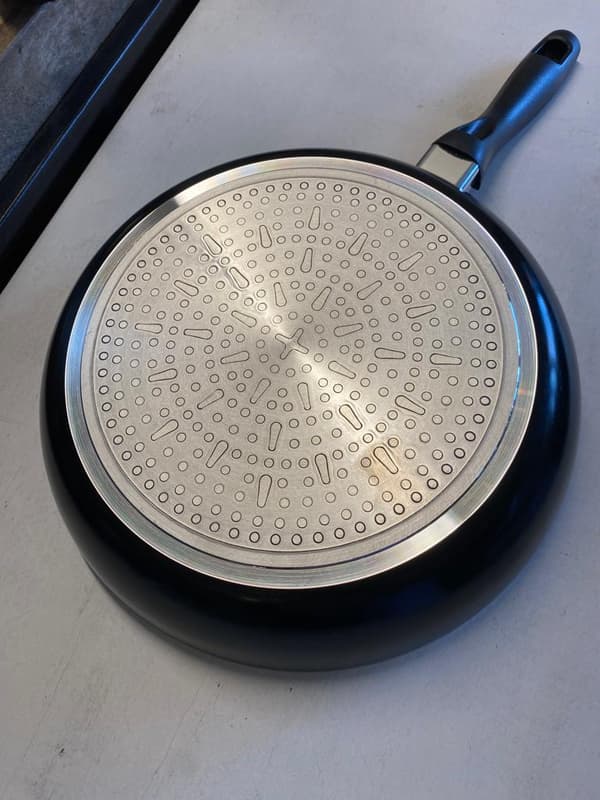 Snygg stekpanna 28 cm med keramisk beläggning, klarar induktion