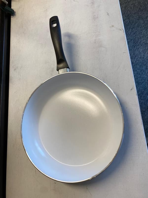 Snygg stekpanna 28 cm med keramisk beläggning, klarar induktion