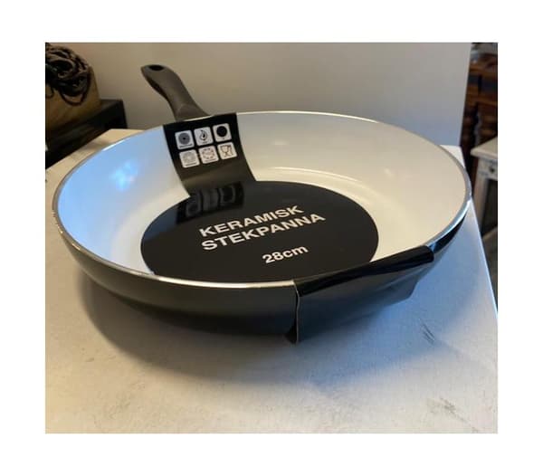 Snygg stekpanna 28 cm med keramisk beläggning, klarar induktion Snygg stekpanna 28 cm med keramisk beläggning, klarar induktion