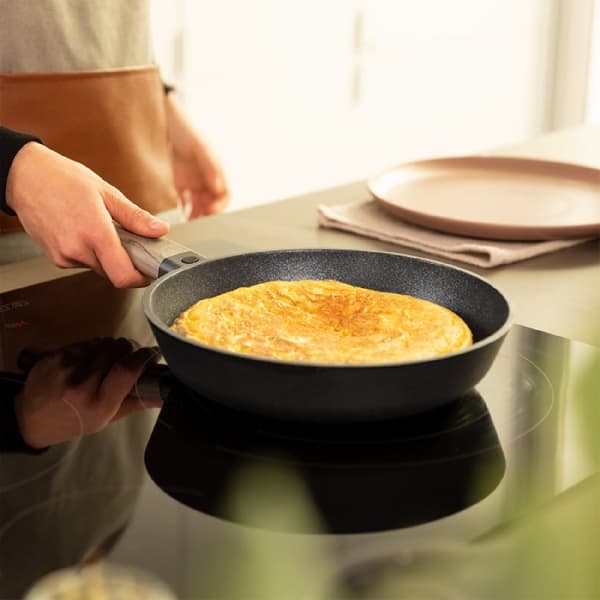 Cecotec 28 cm frying pan made of high quality cast aluminium, with 6 layers and Teflon™ Nonstick Coating, PFOA-free, with Full Induction heat diffuse