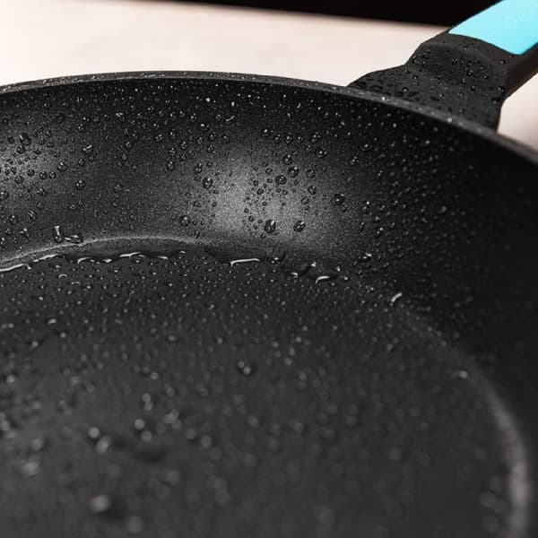 Cecotec 20 cm frying pan made of high quality forged aluminium with 6 layers and Platinum Plus Teflon® Nonstick Coating, PFOA-free. Full Induction he