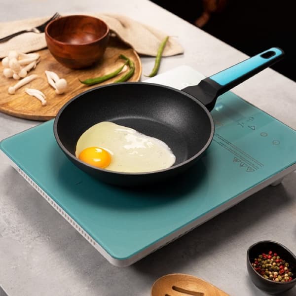 Cecotec 20 cm frying pan made of high quality forged aluminium with 6 layers and Platinum Plus Teflon® Nonstick Coating, PFOA-free. Full Induction he