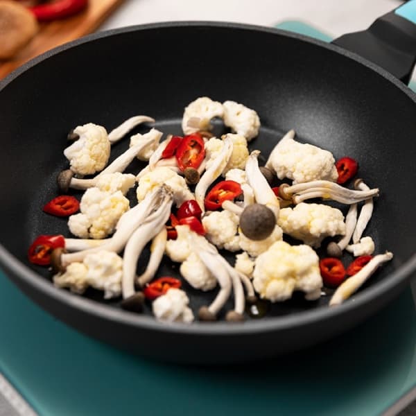 Cecotec 28 cm frying pan made of high quality forged aluminium, with 6 layers and Platinum Plus Teflon™ Nonstick Coating, PFOA free, with Full Induct