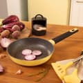 Miniatyrbild 3 av 5: Cecotec Set of 18-22-26 cm frying pans made of high-quality cast aluminium with 5 layers and Select Teflon® Nonstick Coating, PFOA-free. Full Inducti