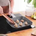 Miniatyrbild 2 av 5: Cecotec 28 cm grill made of high quality forged aluminium, with 6 layers and Select Teflon™ Nonstick Coating, PFOA free, with Full Induction heat dif
