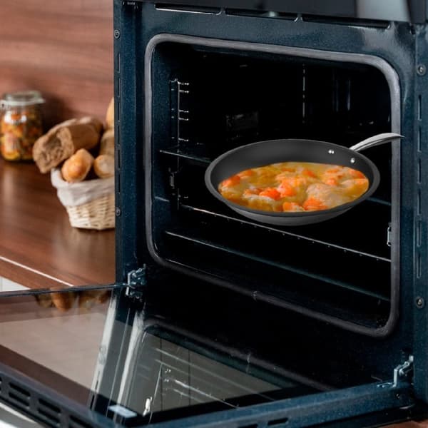 Cecotec 24 cm frying pan made of high quality, stainless steel, with stainless-steel riveted handle. It features 5 layers. A non-stick, double-layer
