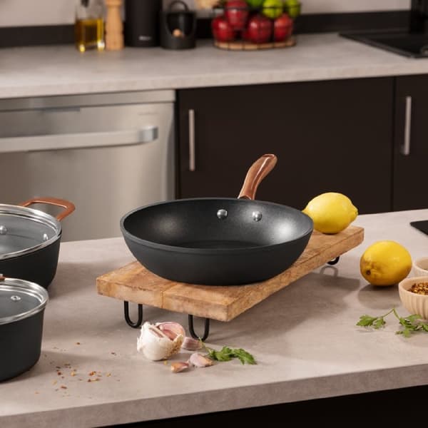 Cecotec 20 cm frying pan made of forged aluminium and Platinum Plus Teflon™ Nonstick Coating, 100% free from PFOA. Semi-professional, stainless-steel