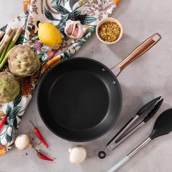 Cecotec 24 cm frying pan made of forged aluminium and Platinum Plus Teflon™ Nonstick Coating, 100% free from PFOA. Semi-professional, stainless-steel
