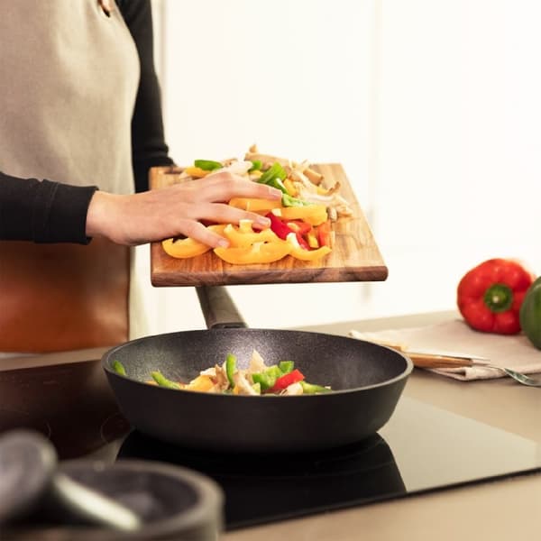 Cecotec 24 cm frying pan made of high quality cast aluminium, with 6 layers and Teflon™ Nonstick Coating, PFOA-free, with Full Induction heat diffuse