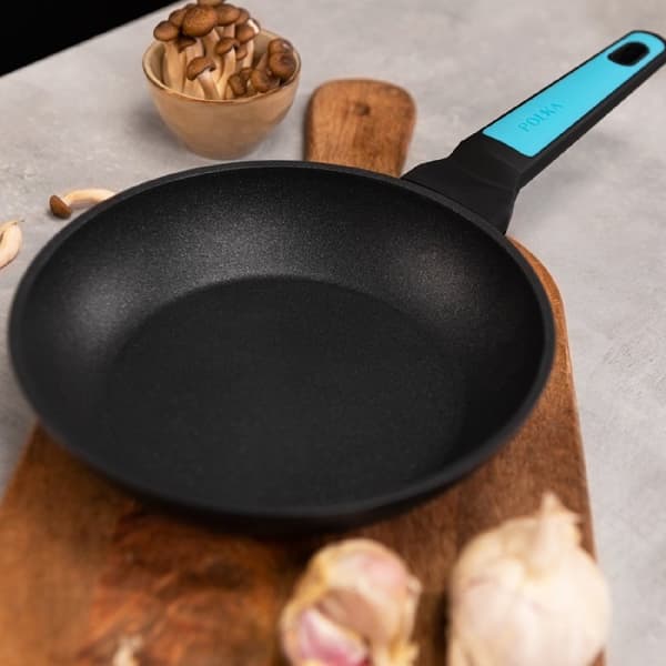 Cecotec 22 cm frying pan made of high quality forged aluminium with 6 layers and Platinum Plus Teflon® Nonstick Coating, PFOA-free. Full Induction he