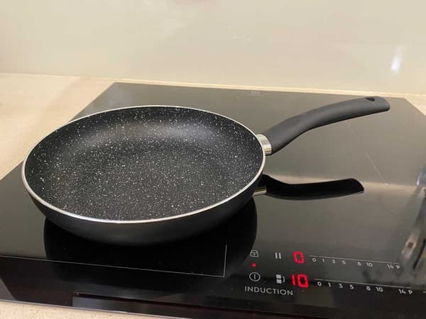 MARMORIPÄÄLLYSTEELLINEN PAISTANTO KINGHOFF MARMO 18cm KH-3978