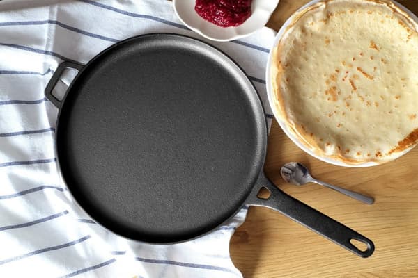 Valurautapannu 28 cm pannukakkuihin ja pizzaan 2660 Lumarko!
