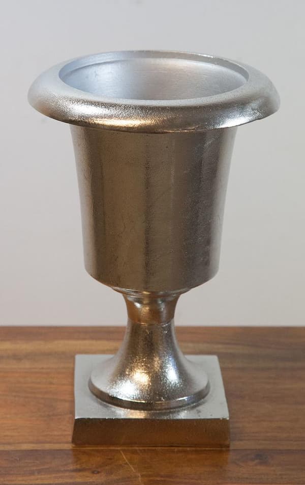 Klassisk vas i aluminium 31 cm hög