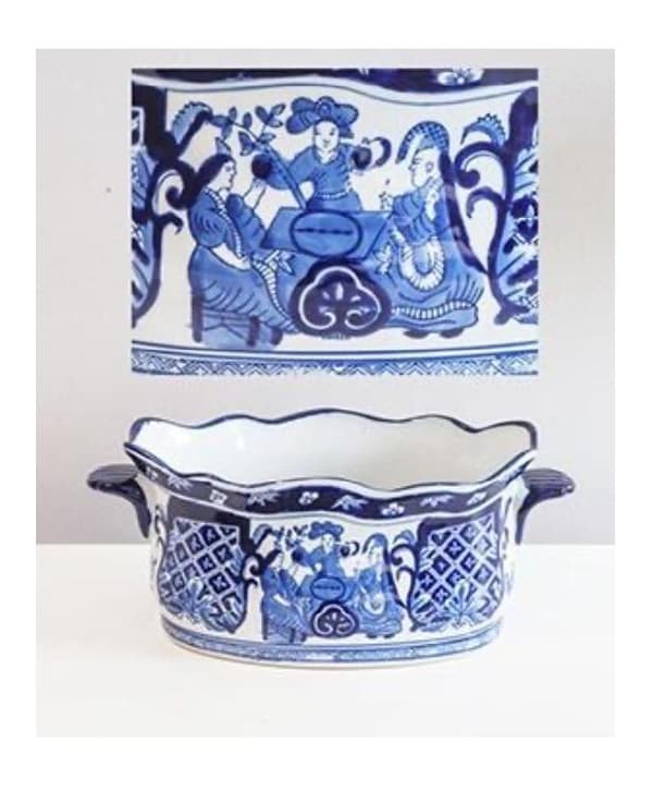 Large and beautiful pot in hand-painted porcelain with handle