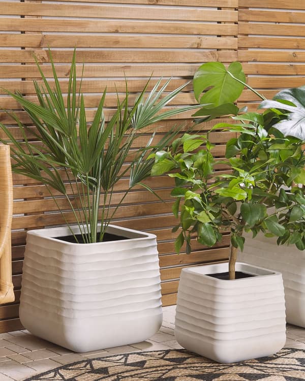 Plantekrukke hvit polyresin 38 x 38 x 37 cm firkantet med detaljerte riller for både utendørs og innendørs bruk UV-bestandig