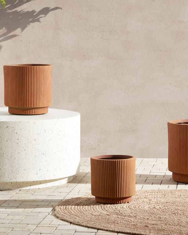 Blomsterkrukke Gyldenbrun Fiber Ler ø 24 cm Rund Havekrukke med Riller Frostsikker Design til Indendørs og Udendørs Plantekrukke