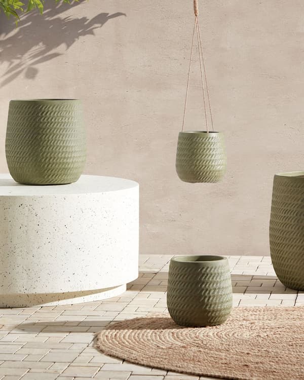 Hengende Blomsterpotte grønn fiberleire ⌀ 20 cm rund blomsterkrukke med jutesnor og preget mønster