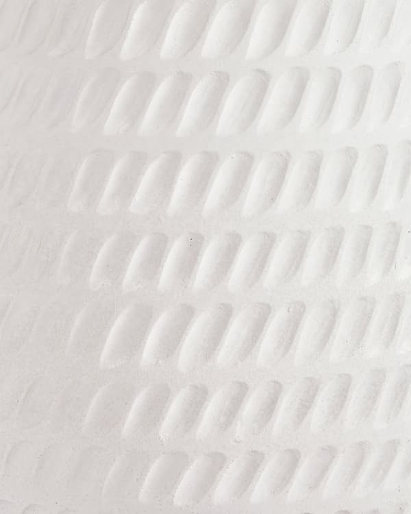 Hengende Blomsterpotte off-white fiberleire ⌀ 20 cm rund blomsterkrukke i jutesnor med preget mønster