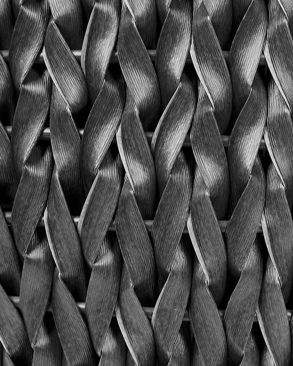 Blomsterkrukke i sort polyrattan til indendørs og udendørs brug med plastforing