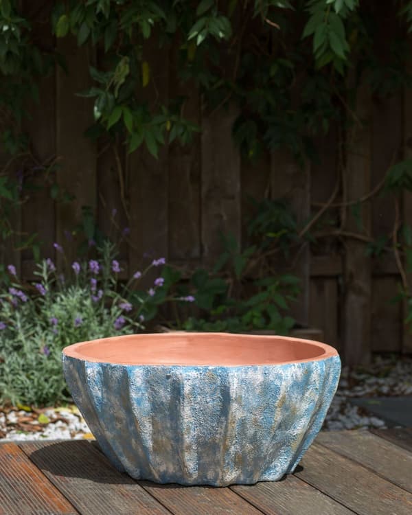 Kukkaruukku sininen terrakotta ⌀ 51 x 24 cm pyöreä kaiverrettu sisälle ulos käsintehty moderni tyyli