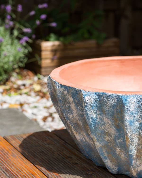 Kukkaruukku sininen terrakotta ⌀ 51 x 24 cm pyöreä kaiverrettu sisälle ulos käsintehty moderni tyyli
