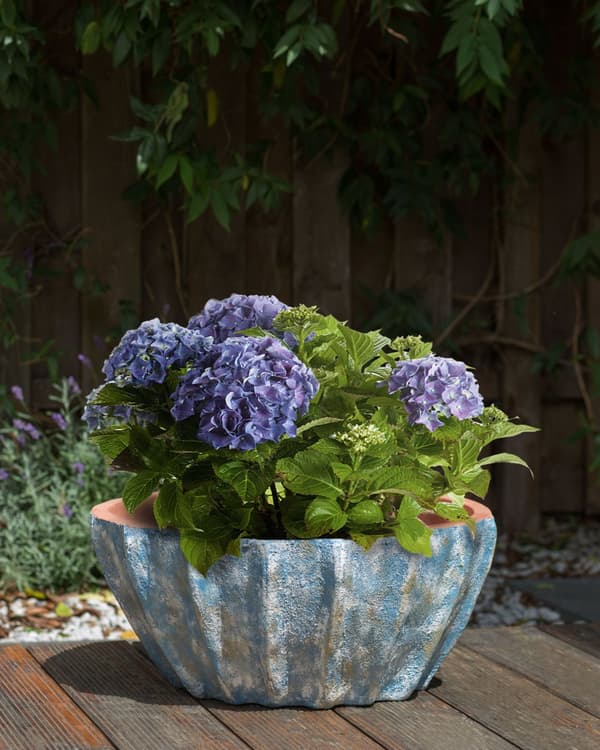 Kukkaruukku sininen terrakotta ⌀ 51 x 24 cm pyöreä kaiverrettu sisälle ulos käsintehty moderni tyyli