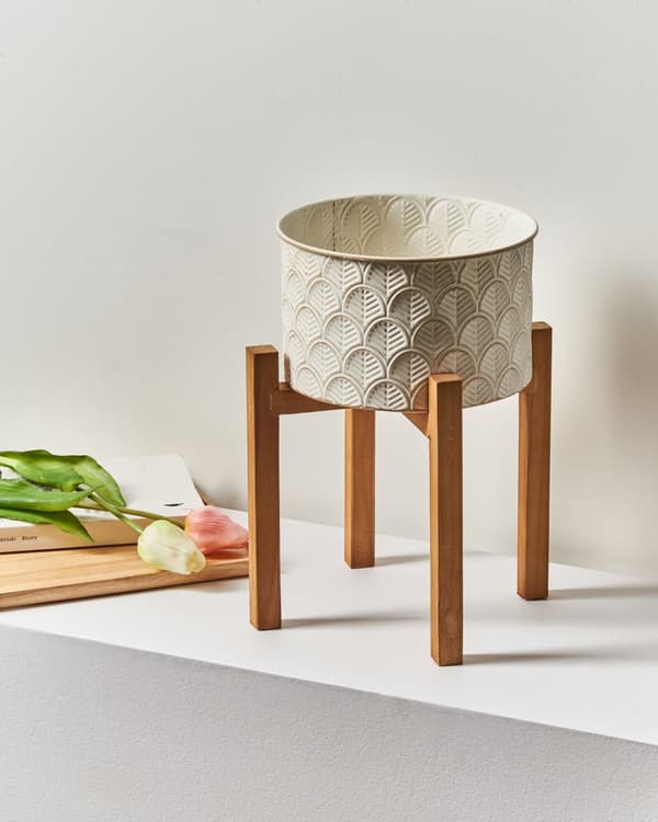 Plantekrukke Hvid Metal Træben 20 x 20 x 32 cm Frostsikker Krukke Inden Udendørs Blomsterkrukke med Mønster Rund Urtepotteskjuler
