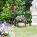 Miniatyrbild 2 av 4: Relaxdays Blomsterhylla i metall 2 plan utomhus växtstöd balkong terrass trädgård HxBxD: 64,5 x 33,5 x 18 cm, svart