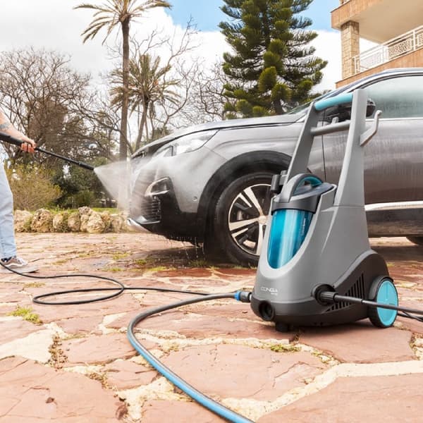 Cecotec 4-in-1 hydro vacuum cleaner that combines the functions of a pressure washer, a wet and dry vacuum cleaner and blowing function. Maximum pres