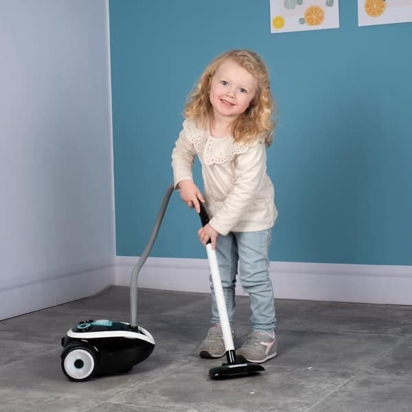 SMOBY Kompakt och platsbesparande dammsugare med riktigt dammsugarljud. 3 LR44-batterier ingår - från 3 år
