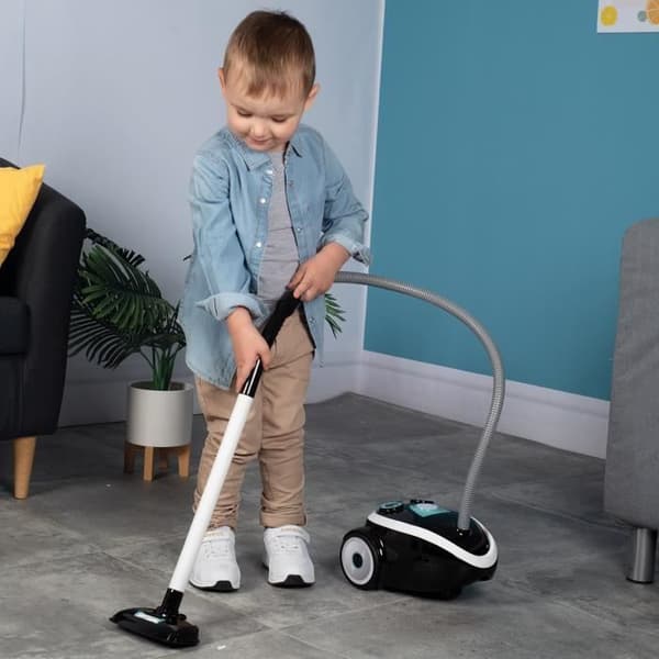 SMOBY Kompakt och platsbesparande dammsugare med riktigt dammsugarljud. 3 LR44-batterier ingår - från 3 år