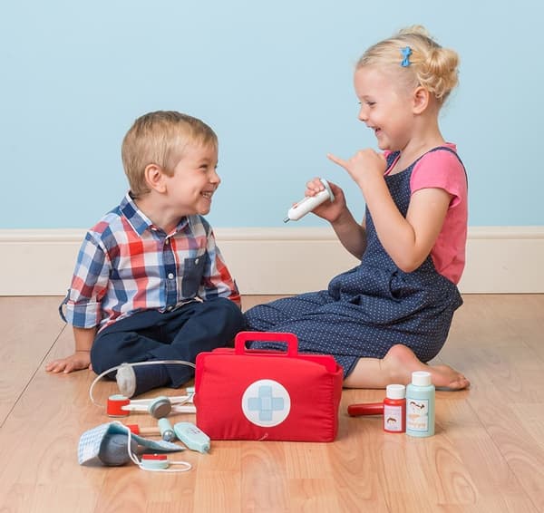 Läkarväska barnleksak med träinstrument från Le Toy Van