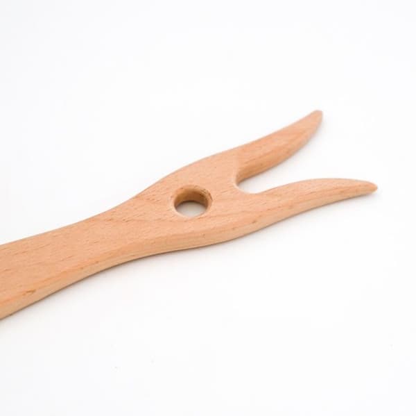Speelbelovend - Stickgaffel i trä - TRIGONOS